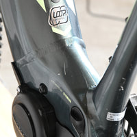 Gros plan sur le cadre gris du vélo électrique Giant Fathom E+1 certifié par Loop Sports avec moteur Yamaha