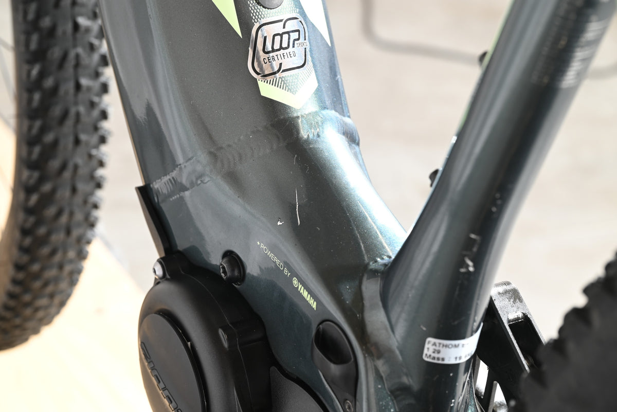 Gros plan sur le cadre gris du vélo électrique Giant Fathom E+1 certifié par Loop Sports avec moteur Yamaha