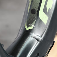 Gros plan sur le cadre gris du vélo électrique Giant Fathom E+1 chez Loop Sports montrant une légère éraflure