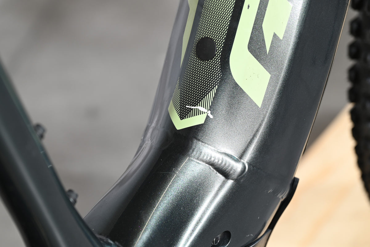 Gros plan sur le cadre gris du vélo électrique Giant Fathom E+1 chez Loop Sports montrant une légère éraflure