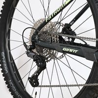 Vue rapprochée de la roue arrière et du dérailleur Shimano Deore du vélo électrique Giant Fathom E+1 chez Loop Sports