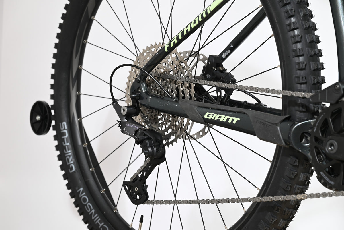 Vue rapprochée de la roue arrière et du dérailleur Shimano Deore du vélo électrique Giant Fathom E+1 chez Loop Sports