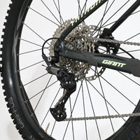 Dérailleur arrière Shimano Deore et cassette sur vélo électrique Giant Fathom E+1 noir de Loop Sports