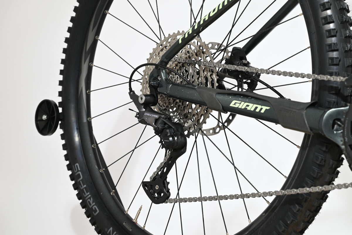Dérailleur arrière Shimano Deore et cassette sur vélo électrique Giant Fathom E+1 noir de Loop Sports