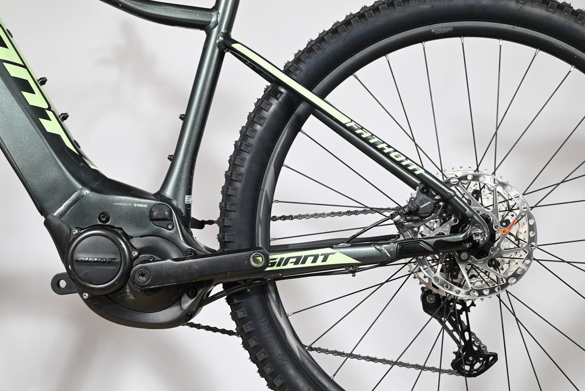 Velo electrique VTT Loop Sports Giant Fathom E+1 gris avec cadre en aluminium et moteur Yamaha