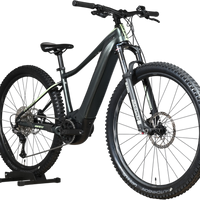 Velo electrique VTT Loop Sports Giant Fathom E+1 2022 gris fonce avec pneus tout-terrain sur support en bois