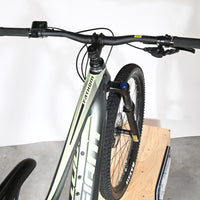 Velo electrique VTT Loop Sports Giant Fathom E+1 gris et vert avec guidon noir et ecran de controle