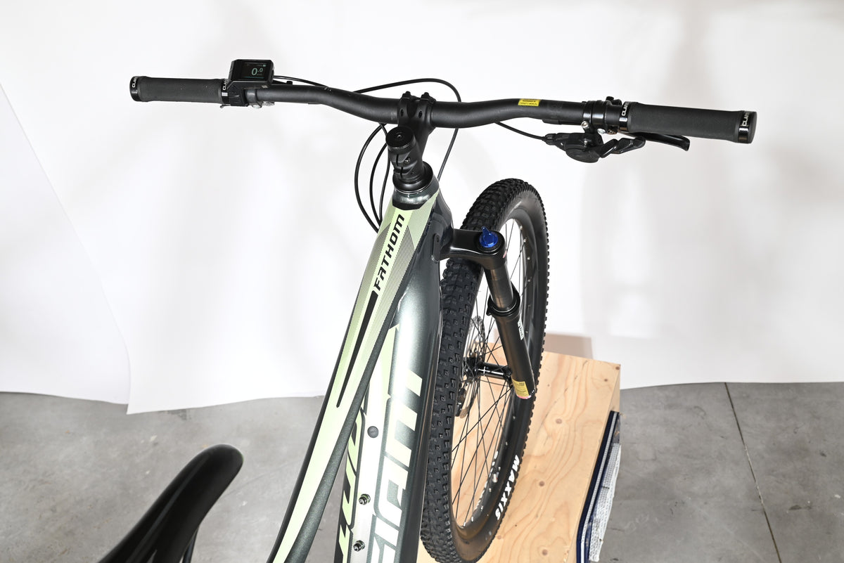 Velo electrique VTT Loop Sports Giant Fathom E+1 gris et vert avec guidon noir et ecran de controle