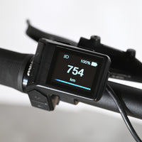 Écran de contrôle Loop Sports du vélo électrique Giant Fathom E+1 affichant 754 km et 100% de batterie