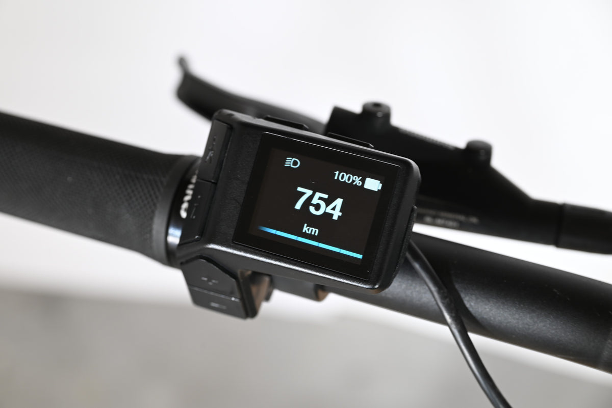 Écran de contrôle Loop Sports du vélo électrique Giant Fathom E+1 affichant 754 km et 100% de batterie