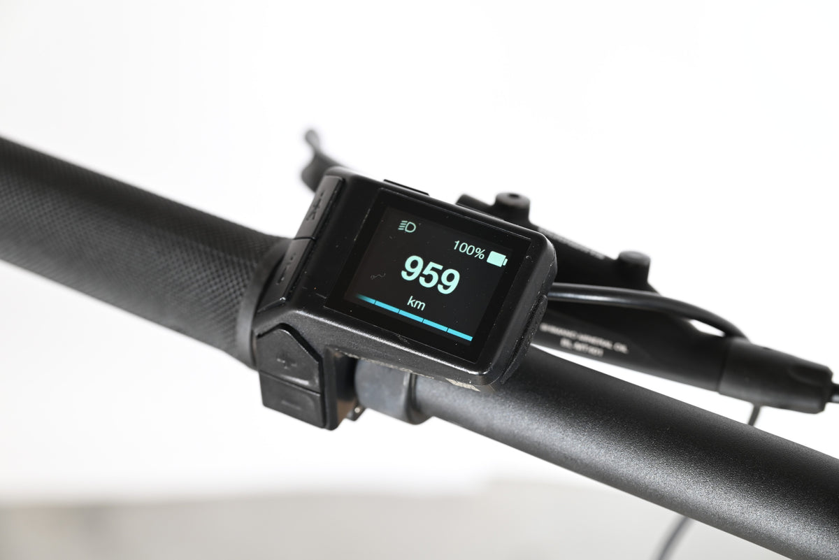 Écran de contrôle Loop Sports Giant Fathom E+1 affichant 959 km et 100% de batterie sur le guidon
