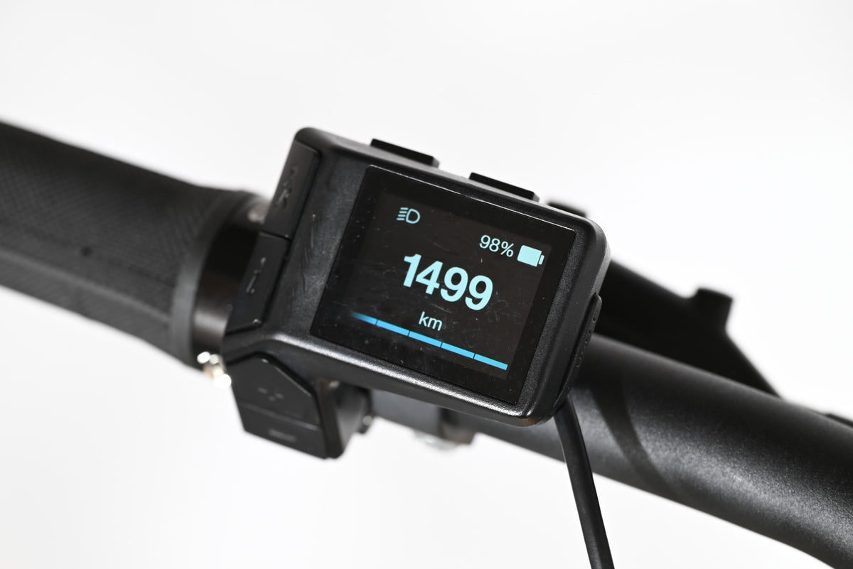 Écran de contrôle Loop Sports Giant Fathom E+1 affichant 1499 km et 98% de batterie sur le guidon