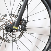 Gros plan sur le frein à disque hydraulique et la fourche SR Suntour du vélo électrique Giant Fathom E+1 Loop Sports