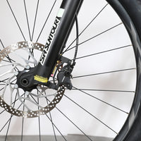 Gros plan sur le frein à disque hydraulique et la fourche SR Suntour du vélo électrique Giant Fathom E+1 Loop Sports