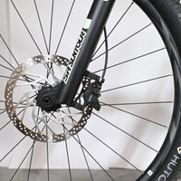 Gros plan sur le frein à disque hydraulique et la fourche SR Suntour du vélo électrique Giant Fathom E+1 Loop Sports