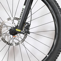 Gros plan sur la roue avant et le frein à disque hydraulique du vélo électrique Giant Fathom E+1 de Loop Sports
