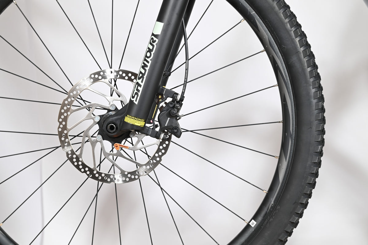 Gros plan sur la roue avant et le frein à disque hydraulique du vélo électrique Giant Fathom E+1 de Loop Sports