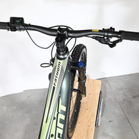 Vue plongeante sur le guidon et le cadre du vélo électrique Giant Fathom E+1 de Loop Sports avec écran de contrôle