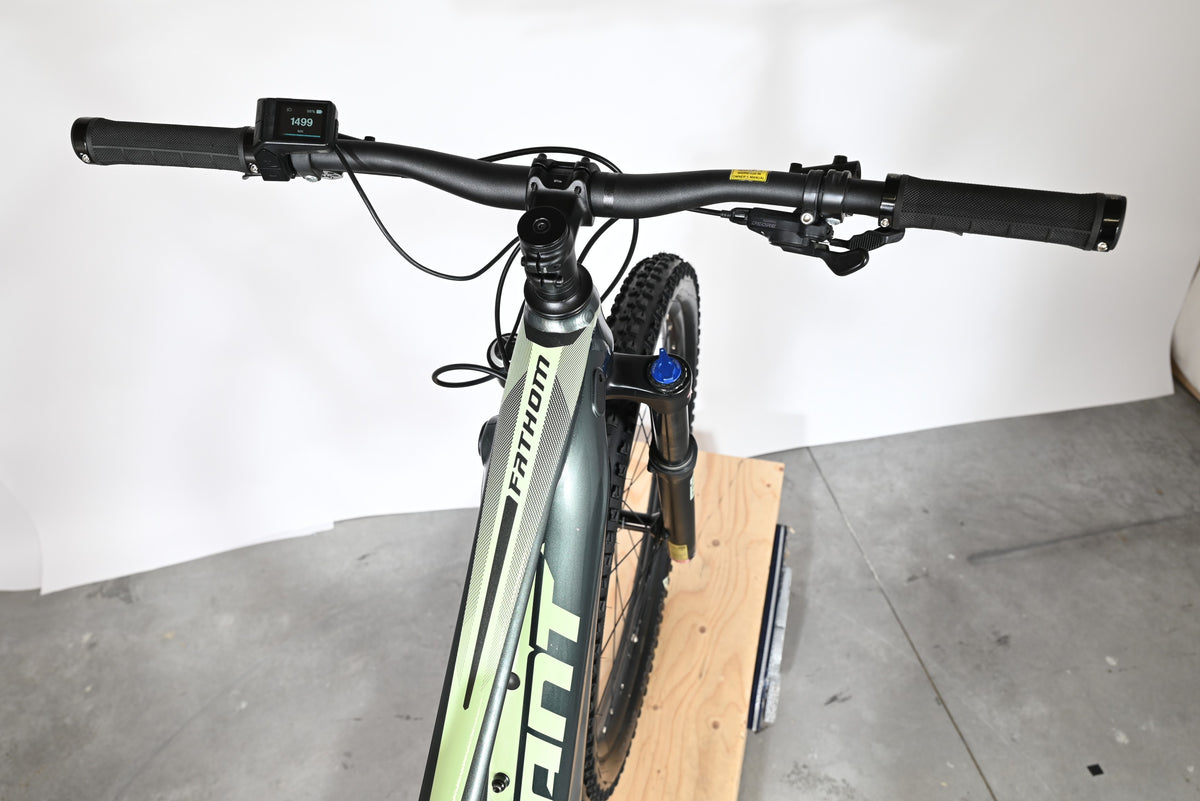 Vue plongeante sur le guidon et le cadre du vélo électrique Giant Fathom E+1 de Loop Sports avec écran de contrôle