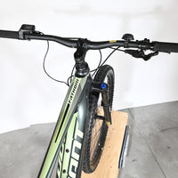 Vue plongeante du guidon et cadre du VTT électrique Giant Fathom E+1 2022 chez Loop Sports