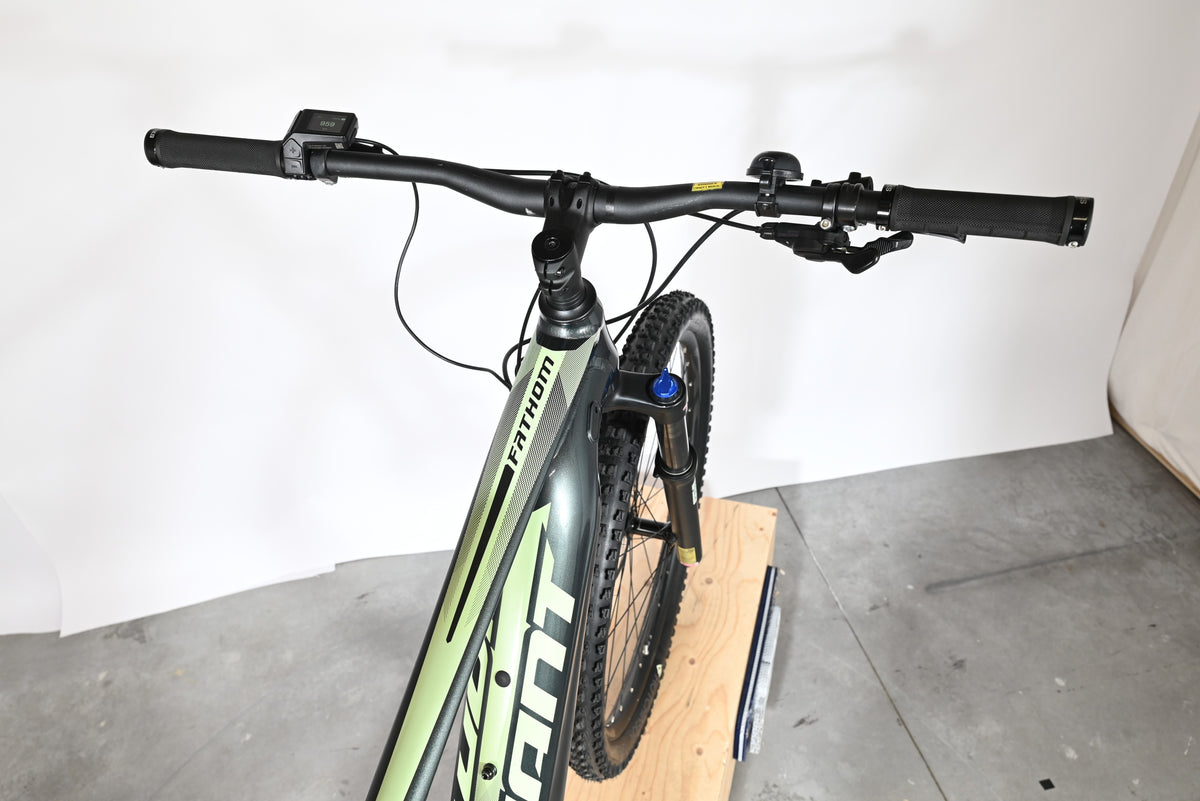 Vue plongeante du guidon et cadre du VTT électrique Giant Fathom E+1 2022 chez Loop Sports