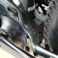Gros plan sur le cadre et le moteur Yamaha d'un vélo électrique Giant Fathom E+1 Loop Sports avec traces d'usure