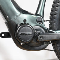 Moteur central Giant SyncDrive Sport sur un vélo électrique Giant Fathom E+1 vert foncé de Loop Sports