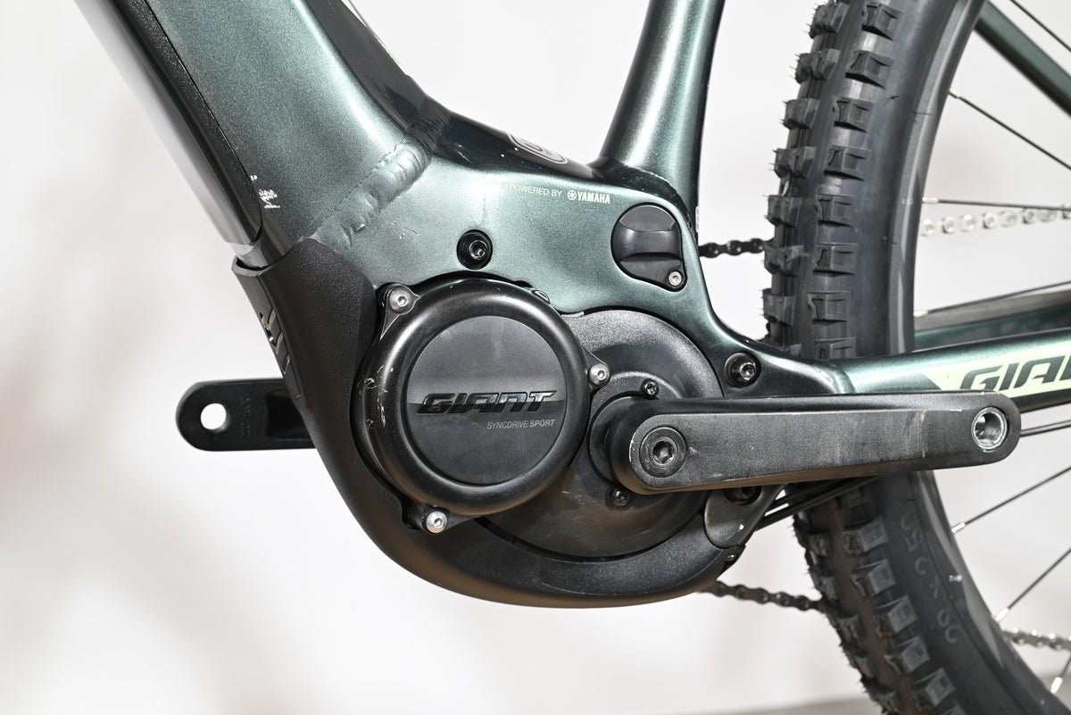 Moteur central Giant SyncDrive Sport sur un vélo électrique Giant Fathom E+1 vert foncé de Loop Sports