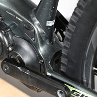 Gros plan sur le moteur Yamaha et le cadre gris du vélo électrique Giant Fathom E+1 chez Loop Sports