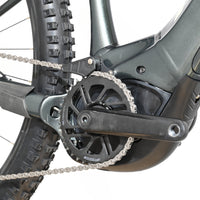 Gros plan sur le moteur électrique et le pédalier du vélo Giant Fathom E+1 2022 de Loop Sports