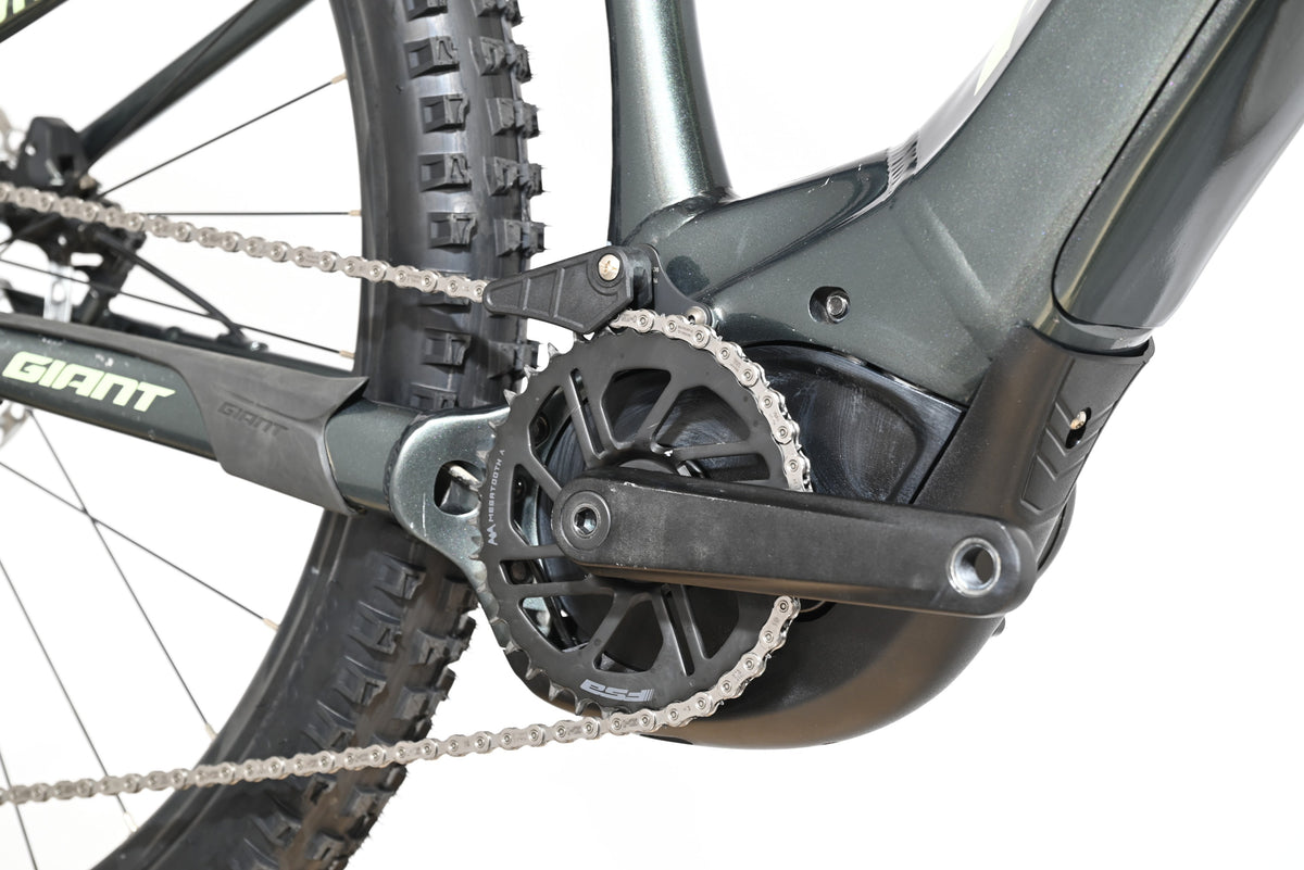 Gros plan sur le moteur électrique et le pédalier du vélo Giant Fathom E+1 2022 de Loop Sports