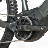 Gros plan sur le moteur électrique et le pédalier du vélo Giant Fathom E+1 de Loop Sports