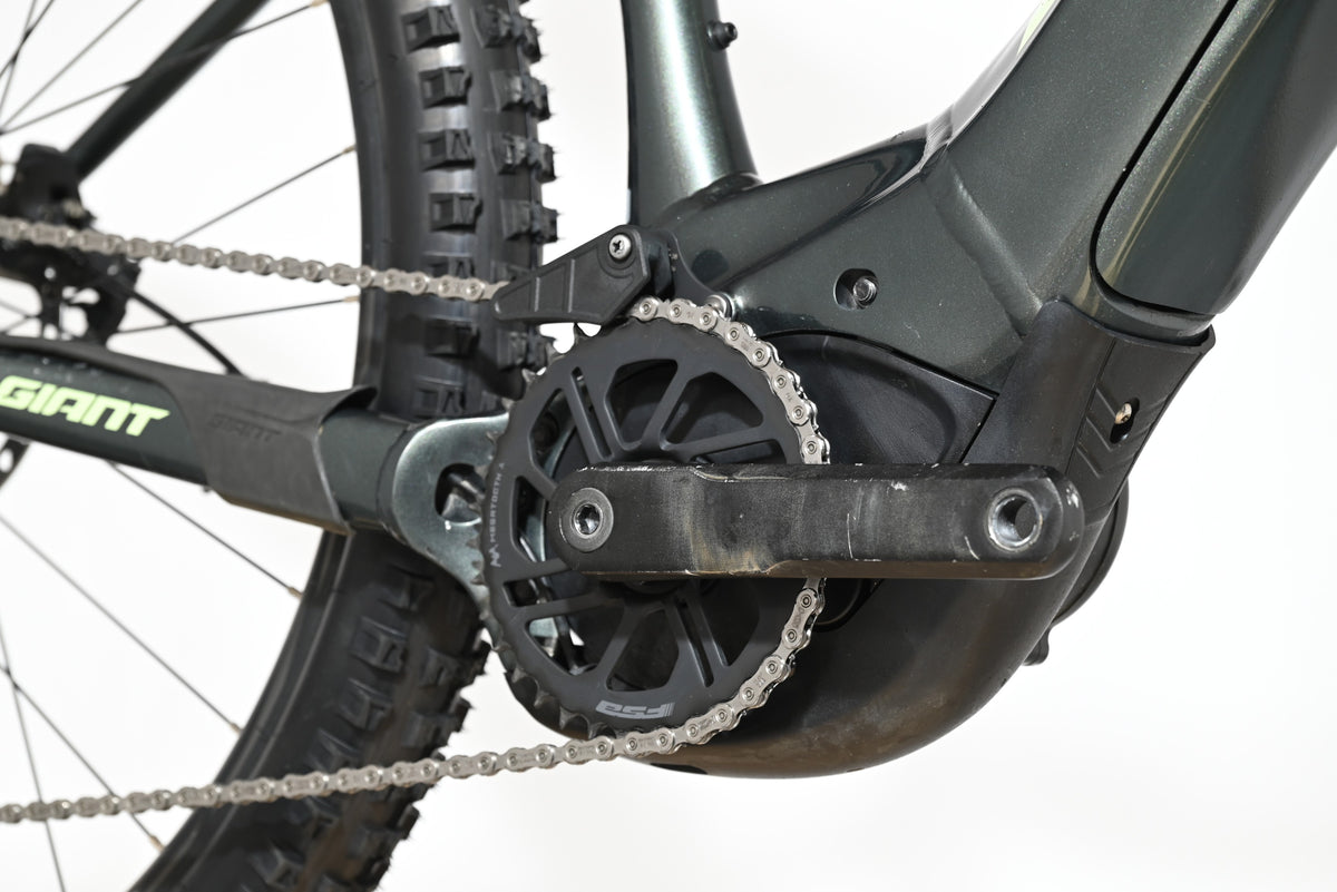 Gros plan sur le moteur électrique et le pédalier du vélo Giant Fathom E+1 de Loop Sports