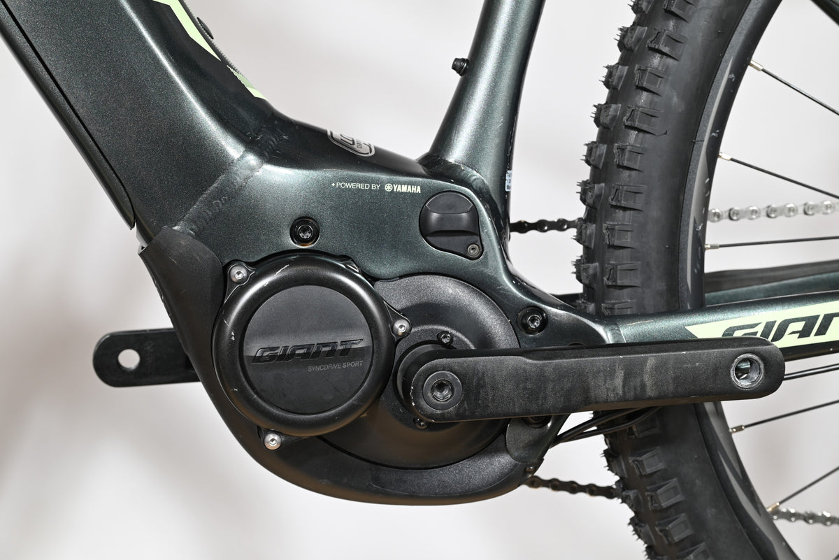 Moteur électrique Giant SyncDrive Sport sur vélo électrique Giant Fathom E+1 gris foncé chez Loop Sports