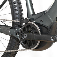 Gros plan sur le moteur et le pédalier du vélo électrique Giant Fathom E+1 chez Loop Sports, cadre gris foncé.