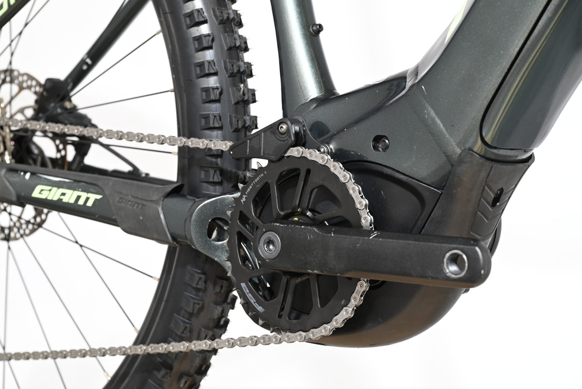 Gros plan sur le moteur et le pédalier du vélo électrique Giant Fathom E+1 chez Loop Sports, cadre gris foncé.