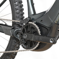 Gros plan sur le moteur et le pédalier du vélo électrique Giant Fathom E+1 de Loop Sports, cadre gris foncé
