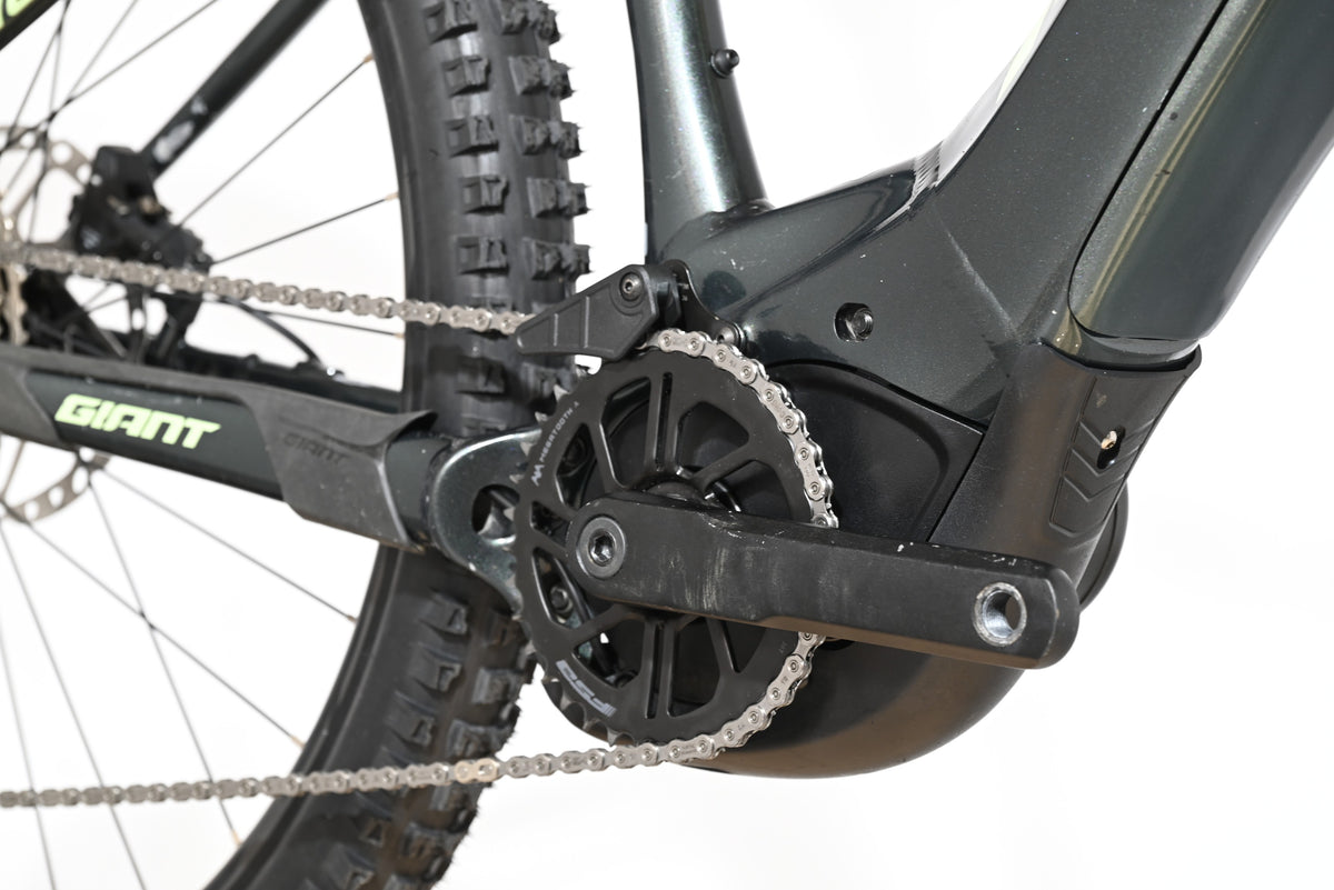Gros plan sur le moteur et le pédalier du vélo électrique Giant Fathom E+1 de Loop Sports, cadre gris foncé