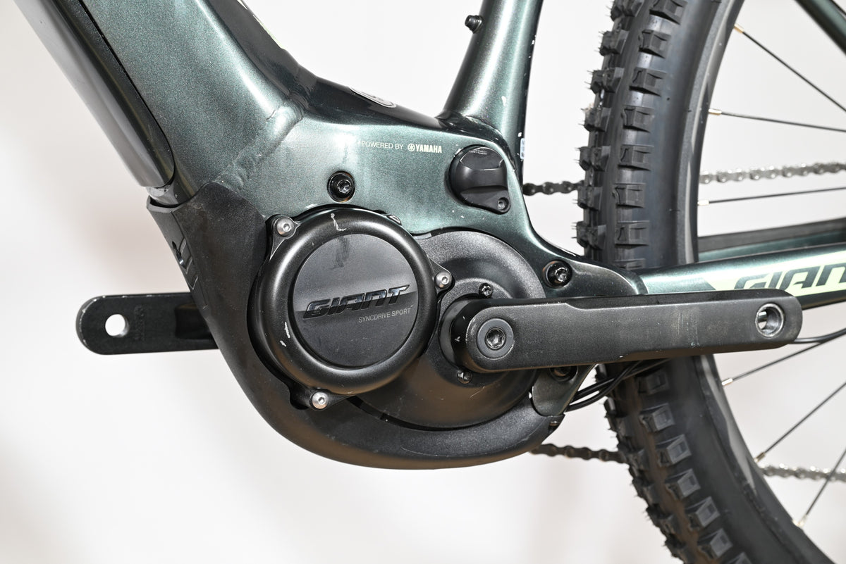 Moteur SyncDrive Sport Yamaha sur cadre de VTT électrique Giant Fathom E+1 gris foncé Loop Sports