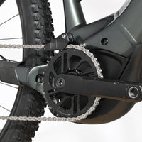 Gros plan sur le pédalier et le moteur électrique du vélo Giant Fathom E+1 Loop Sports sur fond blanc