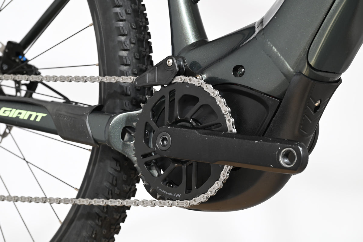 Gros plan sur le pédalier et le moteur électrique du vélo Giant Fathom E+1 Loop Sports sur fond blanc