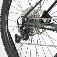 Transmission arrière Shimano Deore et cassette du vélo électrique Giant Fathom E+1 chez Loop Sports