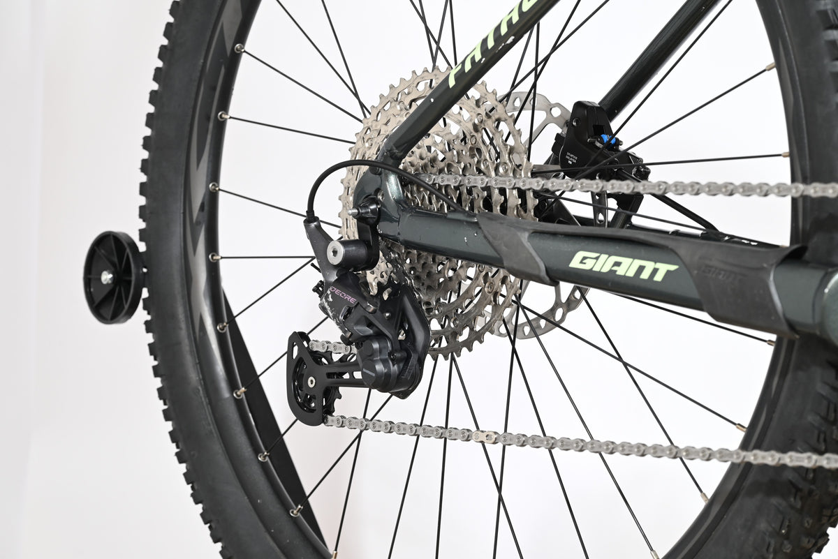 Transmission arrière Shimano Deore et cassette du vélo électrique Giant Fathom E+1 chez Loop Sports