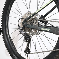 Transmission arrière et cassette Shimano Deore du vélo électrique Giant Fathom E+1 chez Loop Sports