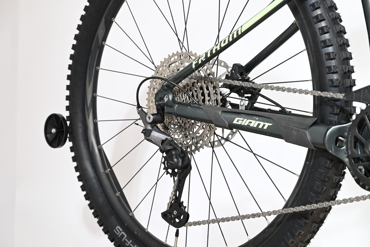 Transmission arrière et cassette Shimano Deore du vélo électrique Giant Fathom E+1 chez Loop Sports