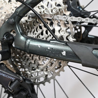 Gros plan sur la transmission arrière et le cadre du vélo électrique Giant Fathom E+1 de Loop Sports avec éraflures