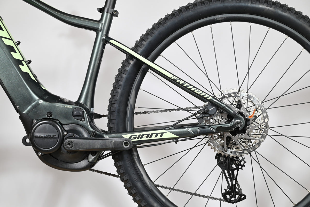 Vue latérale du cadre et de la roue arrière du vélo électrique Giant Fathom E+1 chez Loop Sports, couleur gris foncé.