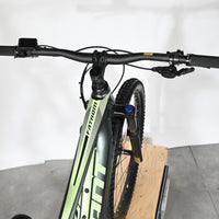 Vue de dessus du guidon et du cadre du vélo électrique Giant Fathom E+1 de Loop Sports en gris et vert