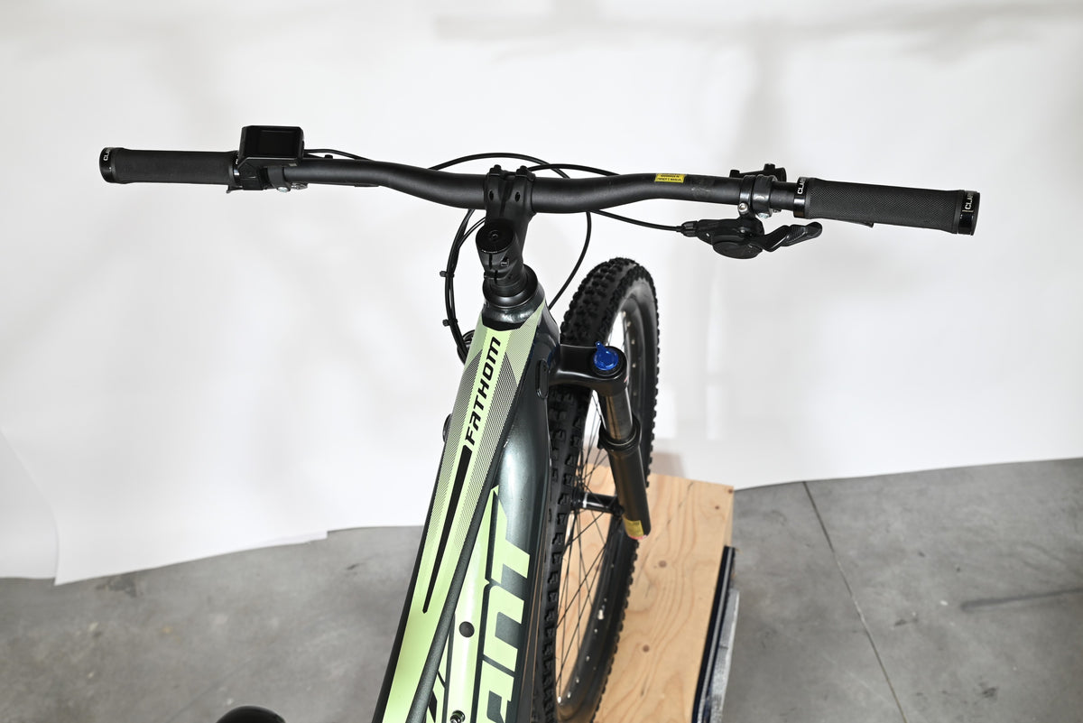 Vue de dessus du guidon et du cadre du vélo électrique Giant Fathom E+1 de Loop Sports en gris et vert