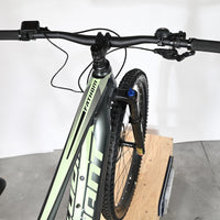 Vue de dessus du guidon et du cadre du vélo électrique Giant Fathom E+1 2022 chez Loop Sports